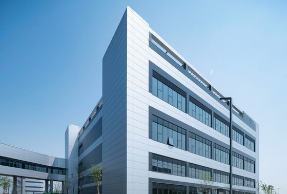 กรอบความแข็งแกร่งสูง ขนาดและการจัดวางที่ปรับเปลี่ยน โครงสร้างเหล็ก การก่อสร้างโกดังที่ใช้ในสาขาอุตสาหกรรมทั่วโลก