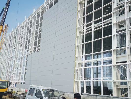 โครงสร้างสแตนเลส Prefab ความเบา โซลูชั่นการก่อสร้างคลังสินค้าที่มีมิติที่กําหนดเอง