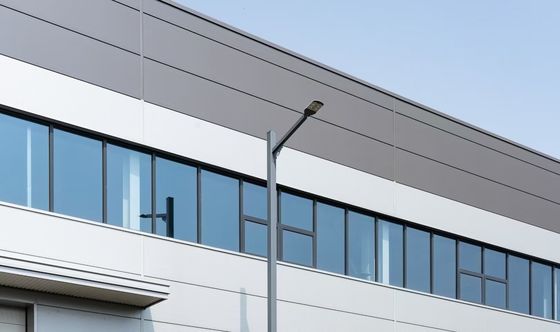 กรอบความแข็งแกร่งสูง ขนาดและการจัดวางที่ปรับเปลี่ยน โครงสร้างเหล็ก การก่อสร้างโกดังที่ใช้ในสาขาอุตสาหกรรมทั่วโลก