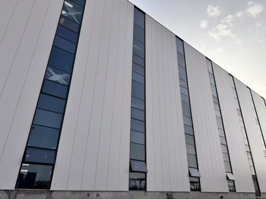 แผ่นแซนด์วิช แคลด์อัพ สแตนเลสเรือนเก็บสินค้า Prefabricated ทนต่อแผ่นดินไหว